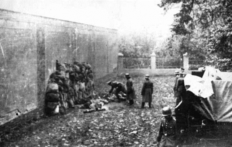 A group of Polish civilians at an execution site, guarded by a German Einsatzkommando unit, October 1939.