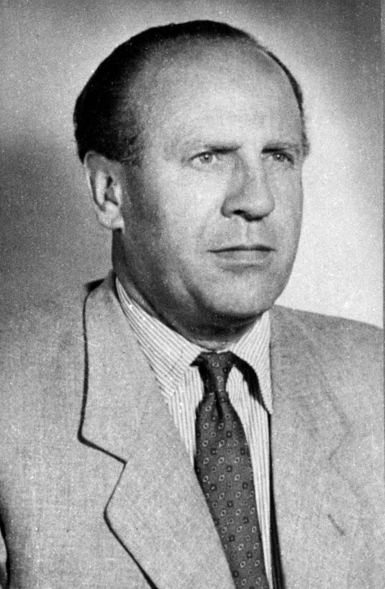 Black and white wartime portrait photograph of Oskar Schindler in a suit and patterned tie